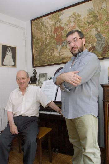 O mestre Rogelio Groba ( sentado ) e o poeta Manrique Fern?dez